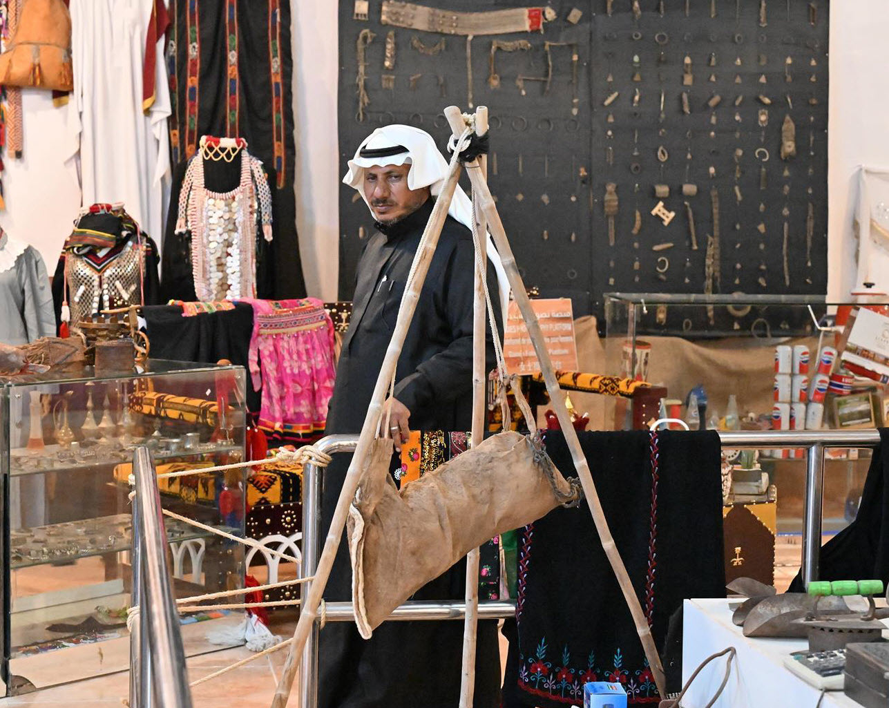  مواطن سعودي يقدم تجارب متنوعة في متحفه الخاص بمقتنيات تراثية تعود لعدة قرون